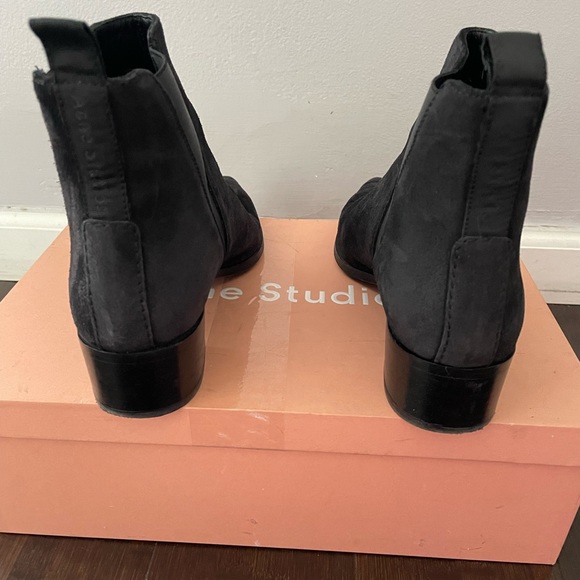 Black suede booties with pointed toe - Picture 6 of 8